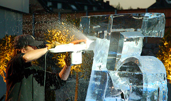 Die Kunst des Eisschnitzens, Eisbildhauen, Birekoven Eisdesigner