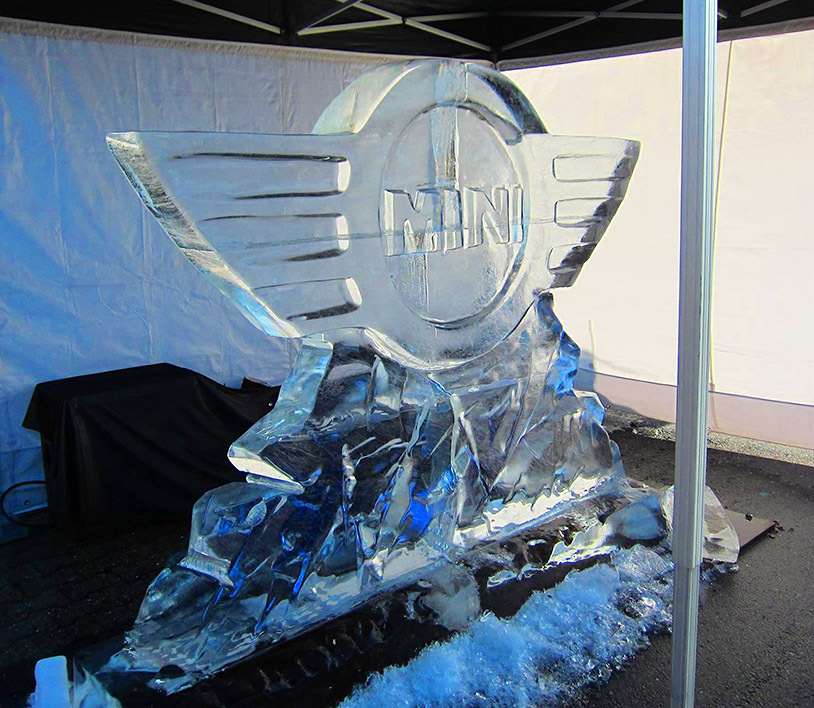 Eisdesigner Eisskulpturen Mini Automarke aus Eis
