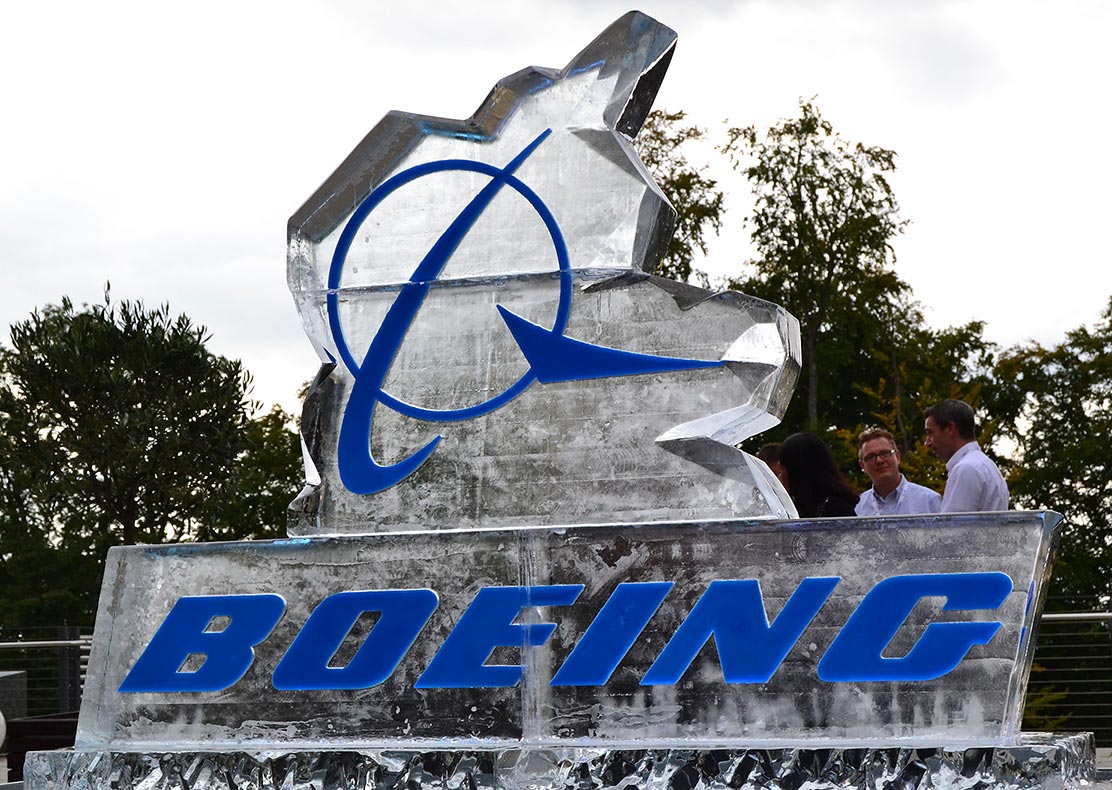 Eisskulptur Firmenlogo Boing Eisschnitzkunst Markenlogo aus Eis